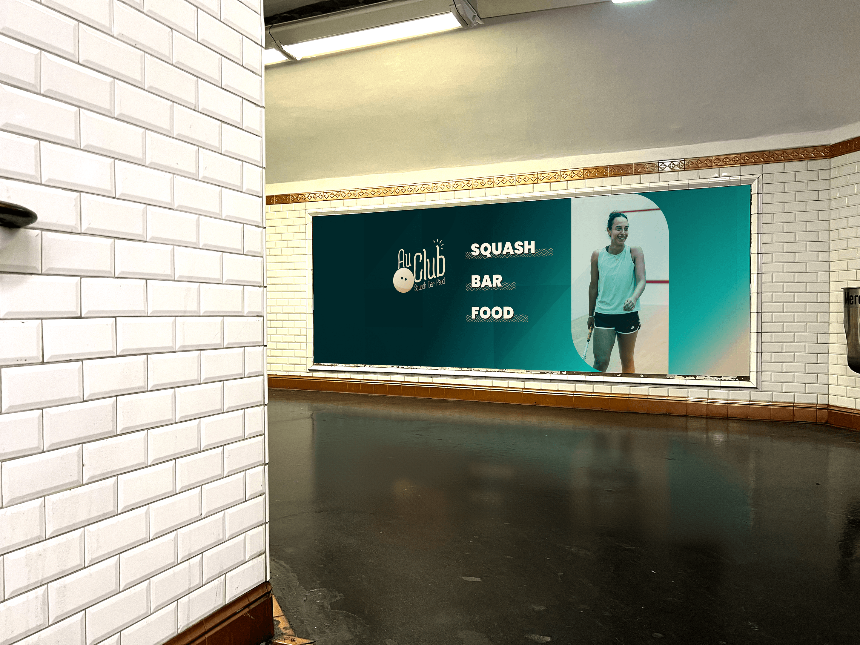 L'affiche Au Club « Squash Bar Food » sur un panneau publicitaire de couloir de métro