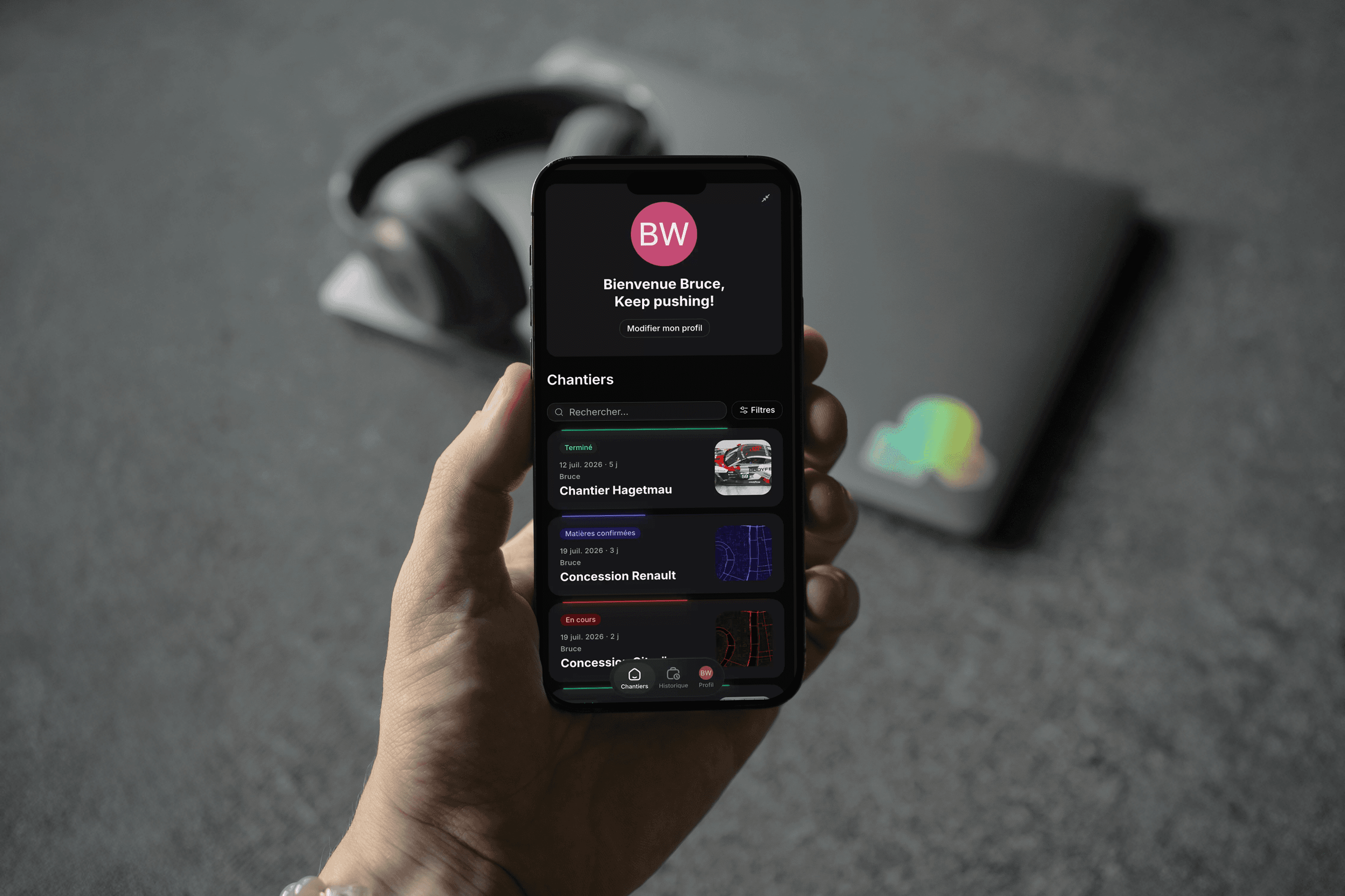 La liste des chantiers de The Wrapp sur un iPhone tenu en main